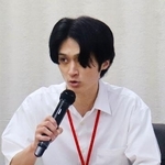 　記者会見する３０代の男性保育士＝２８日午後、東京都内