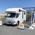 　ローソンの駐車場で宿泊する車