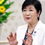 　インタビューに応じる東京都の小池百合子知事＝２８日、都庁