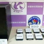 　押収されたパソコンなど＝２８日午後、京都・伏見署