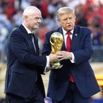 　サッカーＷ杯北中米３カ国大会決勝の表彰式で、トロフィーを手にするＦＩＦＡのインファンティノ会長（左）とトランプ米大統領＝１９日、ニューヨーク（共同）