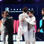 　男子フルーレ団体の３位決定戦後にねぎらい合う日本。４位に終わった＝香港（共同）