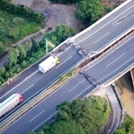 　地震の影響で損傷した九州自動車道＝２８日午後７時１１分、熊本県八代市（共同通信社ヘリから）