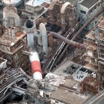 　地震の影響で折れた日本製紙の八代工場の煙突＝２８日午後７時５分、熊本県八代市（共同通信社ヘリから）