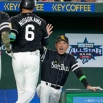 　８回、２ランを放った代打西川史（手前）を迎える全パ・小久保監督＝東京ドーム