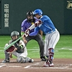 　７回全パ２死二塁、万波が右越えに適時三塁打を放つ。捕手坂本誠＝東京ドーム
