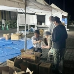 　熊本県八代市役所前で住民に水を配る市職員ら＝２８日夜