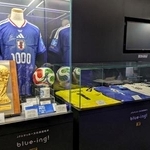 　「ｂｌｕｅ-ｉｎｇ！」の展示品＝東京都文京区（日本サッカー協会提供）