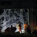 　爆発のあったイオンモール熊本で活動する消防隊員ら＝２８日午後１０時５２分、熊本県嘉島町