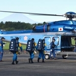 　熊本県に向かうヘリコプターに乗り込む警視庁の広域緊急援助隊＝２９日午前６時５５分、東京都立川市