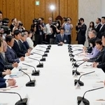 　首相官邸で開かれた政府与党政策懇談会＝２９日午前
