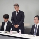 　有識者会議の初会合であいさつする経産省の井上博雄商務・サービス審議官（中央）＝２９日午前、経産省