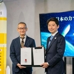 　契約締結を発表し、写真に納まる三菱重工の五十嵐巌宇宙事業部長（左）とアイスペースの袴田武史ＣＥＯ＝２９日午前、東京都中央区