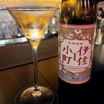 　鹿児島県の大口酒造の芋焼酎「伊佐小町」とジャスミンの香りがするジンを使ったカクテル＝７月、中国・上海（提供写真・共同）