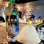 　沖縄県の忠孝酒造の泡盛「夢航海」を使った、「ぶくぶく茶」をイメージした泡に包まれたカクテル＝２２日、中国・上海（共同）
