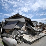 　熊本県氷川町の倒壊した家屋＝２９日午後１時３６分