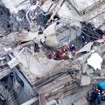 　煙突が折れる被害が出た日本製紙八代工場で続く捜索活動＝２９日午前９時３３分、熊本県八代市（共同通信社ヘリから）