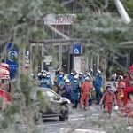 　爆発が起きた「イオンモール熊本」で救助に当たる人たち＝７月２９日、熊本県嘉島町