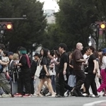 　東京・渋谷を行き交う人たち。総務省が発表した人口動態調査によると日本人の人口は４２年ぶりに１億２千万人を下回った＝２６日