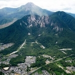 　表層部分が剥がれる被害が広範囲で確認された長崎県島原市の眉山＝２９日午後１時３２分（共同通信社ヘリから）