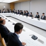 　首相官邸で開かれた月例経済報告等に関する関係閣僚会議＝２９日午後