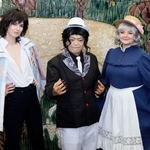 　世界コスプレサミットの参加者と、「鬼滅の刃」のキャラクター姿で写真に納まる愛知県の大村秀章知事（中央）＝２９日午後、愛知県公館