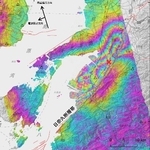 　地球観測衛星だいち２号の観測データ解析による地殻変動の様子。しま模様のような色の違いが変動の程度を表す（国土地理院、ＪＡＸＡ提供）