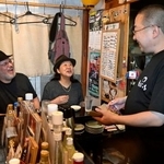 　「北の屋台」の店内で笑顔で話す客と店主＝２９日午後、北海道帯広市