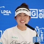 　記者会見する女子ゴルフの山下美夢有＝２９日、ロイヤルリザム・アンド・セントアンズＧＣ（共同）