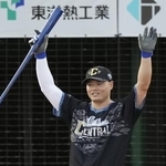 　本塁打競争で優勝した中日・細川＝富山