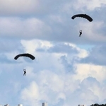 　米軍が沖縄県の嘉手納基地で実施したパラシュート降下訓練＝２９日午後