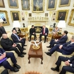 　２８日、米ホワイトハウスで会談するトランプ大統領（中央奥右）とウクライナのゼレンスキー大統領（同左）（ゼレンスキー氏のＳＮＳから、ゲッティ＝共同）