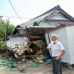 　倒壊した自宅に戻った西河節雄さん＝２９日午後３時２分、熊本県氷川町