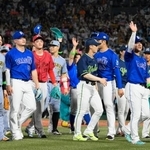 　全パに勝利し、スタンドの声援に応える全セナイン＝富山