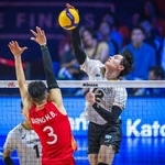 　中国戦でスパイクを放つ高橋藍＝寧波（Ｖｏｌｌｅｙｂａｌｌ　Ｗｏｒｌｄ提供）