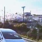 　震度７を観測した地震発生から約１時間２０分後、車載カメラが撮影した爆発する「イオンモール熊本」＝２８日午後５時４６分、熊本県嘉島町（ドライバー提供動画から）