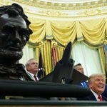 　ダレス国際空港の改修計画を発表するトランプ米大統領＝２９日、ワシントン（ＡＰ＝共同）