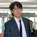 　韓国国会に到着した洪明甫前監督＝３０日、ソウル（聯合＝共同）