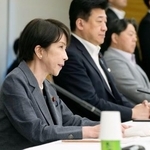 　経済財政諮問会議であいさつする高市首相（手前）＝３０日午前、首相官邸
