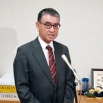 　取材に応じる河野元外相＝３０日午前、国会