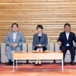 　臨時閣議に臨む高市首相（中央）ら＝３０日午前、首相官邸