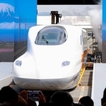 　出荷セレモニーでお披露目された新型車両「Ｎ７００ＳＴ」＝３０日午前、山口県下松市