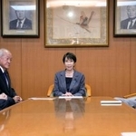 　自民党の臨時役員会に臨む高市首相（中央）＝３０日午前、東京・永田町の党本部