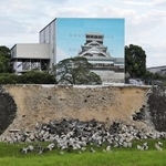 　崩落した熊本城の石垣。奥は素屋根で覆われた宇土櫓（うとやぐら）＝２９日、熊本市