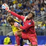 　Ｗ杯のスウェーデン戦でボールに飛びつくＧＫ鈴木彩艶＝６月、米ダラス（共同）