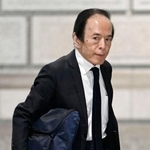 　金融政策決定会合に出席するため、日銀本店に入る植田総裁＝３０日午前