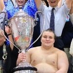 　大相撲名古屋場所で優勝し、賜杯を手に喜ぶ安青錦＝２６日、名古屋市