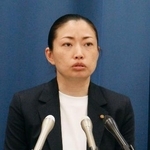 　提訴後に記者会見する埼玉県鶴ケ島市の福島恵美市議＝３０日午後、さいたま市