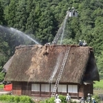 　火災があった世界文化遺産「白川郷・五箇山の合掌造り集落」を構成する建物の「塩硝の館」＝３０日午後３時３３分、富山県南砺市菅沼