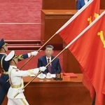 　中国共産党の創建１０５年を記念する行事に臨む習近平党総書記（中央）。手前は党旗＝１日、北京の人民大会堂（共同）